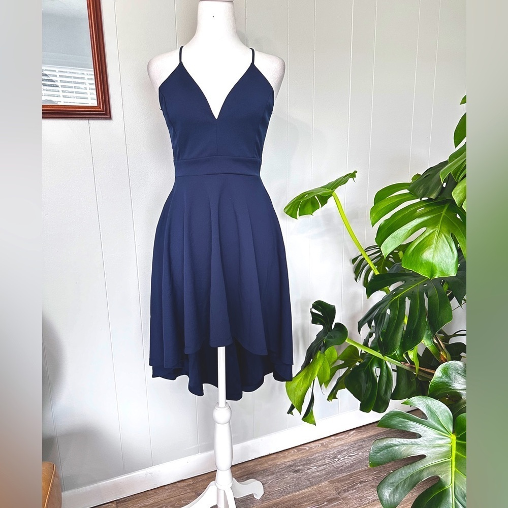🛍️. Windsor High-low lace back dress Size medium excellent condition